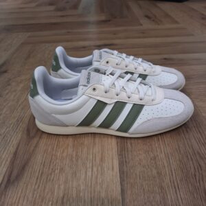 Barreda Lo Kaki Inspirée par le style football intemporel, la chaussure Barreda Lo Kaki est un clin d'œil au riche héritage adidas, mêlant un look classique à une touche moderne. En effet, sa silhouette basse est conçue pour ceux qui apprécient l'élégance subtile dans leurs tenue de tous les jours. Tout d'abord, cette sneaker possède une tige synthétique texturée alliant style et confort. Puis, sa doublure textile offre un ajustement confortable, ce qui la rend adaptée aux longues journées actives. Grâce au système de fermeture à lacets, tu peux ajuster le chaussant à ta guise, pour plus de maintien à chaque pas. Cette sneaker adidas ne se contentent pas d'être esthétique. Elle représente un style de vie qui célèbre le passé tout en se tournant vers l’avenir. La marque C'est le 18 août 1949 qu'Adi Dassler a démarré l'aventure adidas, avec pour objectif d'améliorer les performances des athlètes. 70 ans plus tard, adidas a laissé sa marque sur le monde du sport, mais aussi celui de la mode, de la musique, de la culture, du développement durable et bien d'autres encore. Voyage avec nous à travers le temps et découvre l'histoire d'adidas avec des modèles qui ont influencé le lifestyle d'aujourd'hui. Juste après la naissance officielle des 3 bandes en 1949, les années 50 ont connu un véritable boom technologique avec des équipements innovants pour les athlètes de classe mondiale. Ainsi, c'est pendant cette décennie qu'est apparue la Samba, toujours portée de nos jours pas les joueurs de Five et de futsal, et toujours présente dans la rue. Pendant les 50's, adidas a développé une chaussure de sprint qui a battu un record du monde et la première chaussure de football conçue avec une semelle en nylon, marquant une vraie nouveauté en termes de confort et de sensations. D'autres modèles ont vu le jour durant cette période, comme la chaussure de basketball Allround, devenue une véritable icône dans les 80's. Ces années ont été révolutionnaires, créant un véritable avant et après pour les sportifs de haut niveau. Mais ce n'était que le début de l'histoire d'adidas