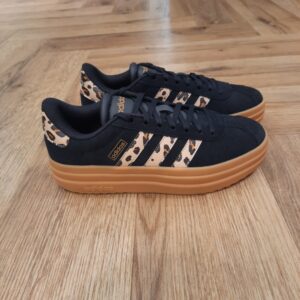 VL Court Bold Black Tout est une question d'équilibre avec cette chaussure adidas VL Court Bold Black. En effet, elle présente un design épuré, bien sûr, mais avec une semelle compensée qui sublime tout le look et te donne de la hauteur. Puis, la tige en cuir, la doublure textile et la semelle extérieure en caoutchouc résistant s'associent pour t'offrir un confort ultime au quotidien. La marque C'est le 18 août 1949 qu'Adi Dassler a démarré l'aventure adidas, avec pour objectif d'améliorer les performances des athlètes. 70 ans plus tard, adidas a laissé sa marque sur le monde du sport, mais aussi celui de la mode, de la musique, de la culture, du développement durable et bien d'autres encore. Voyage avec nous à travers le temps et découvre l'histoire d'adidas avec des modèles qui ont influencé le lifestyle d'aujourd'hui. Juste après la naissance officielle des 3 bandes en 1949, les années 50 ont connu un véritable boom technologique avec des équipements innovants pour les athlètes de classe mondiale. Ainsi, c'est pendant cette décennie qu'est apparue la Samba, toujours portée de nos jours pas les joueurs de Five et de futsal, et toujours présente dans la rue. Pendant les 50's, adidas a développé une chaussure de sprint qui a battu un record du monde et la première chaussure de football conçue avec une semelle en nylon, marquant une vraie nouveauté en termes de confort et de sensations. D'autres modèles ont vu le jour durant cette période, comme la chaussure de basketball Allround, devenue une véritable icône dans les 80's. Ces années ont été révolutionnaires, créant un véritable avant et après pour les sportifs de haut niveau. Mais ce n'était que le début de l'histoire d'adidas