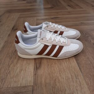 Barreda Lo Camel Inspirée par le style football intemporel, la chaussure Barreda Lo Camel est un clin d'œil au riche héritage adidas, mêlant un look classique à une touche moderne. En effet, sa silhouette basse est conçue pour ceux qui apprécient l'élégance subtile dans leurs tenue de tous les jours. Tout d'abord, cette sneaker possède une tige synthétique texturée alliant style et confort. Puis, sa doublure textile offre un ajustement confortable, ce qui la rend adaptée aux longues journées actives. Grâce au système de fermeture à lacets, tu peux ajuster le chaussant à ta guise, pour plus de maintien à chaque pas. Cette sneaker adidas ne se contentent pas d'être esthétique. Elle représente un style de vie qui célèbre le passé tout en se tournant vers l’avenir. La marque C'est le 18 août 1949 qu'Adi Dassler a démarré l'aventure adidas, avec pour objectif d'améliorer les performances des athlètes. 70 ans plus tard, adidas a laissé sa marque sur le monde du sport, mais aussi celui de la mode, de la musique, de la culture, du développement durable et bien d'autres encore. Voyage avec nous à travers le temps et découvre l'histoire d'adidas avec des modèles qui ont influencé le lifestyle d'aujourd'hui. Juste après la naissance officielle des 3 bandes en 1949, les années 50 ont connu un véritable boom technologique avec des équipements innovants pour les athlètes de classe mondiale. Ainsi, c'est pendant cette décennie qu'est apparue la Samba, toujours portée de nos jours pas les joueurs de Five et de futsal, et toujours présente dans la rue. Pendant les 50's, adidas a développé une chaussure de sprint qui a battu un record du monde et la première chaussure de football conçue avec une semelle en nylon, marquant une vraie nouveauté en termes de confort et de sensations. D'autres modèles ont vu le jour durant cette période, comme la chaussure de basketball Allround, devenue une véritable icône dans les 80's. Ces années ont été révolutionnaires, créant un véritabl e avant et après pour les sportifs de haut niveau. Mais ce n'était que le début de l'histoire d'adidas