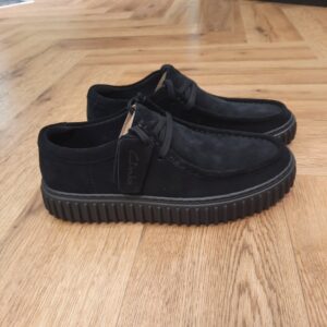 Clarks Torhill Lo Black La semelle extérieure audacieuse et nervurée qui définit notre chaussure Clarks Torhill Lo Black provient de nos archives mais paraît tout aussi contemporaine aujourd’hui qu’elle l’était dans notre profil Big Gripper des années 90. Avec un design profilé et lacé qui reflète ses courbes et contours sur notre célèbre Wallabee™, il combine des matériaux haut de gamme avec des détails soignés comme des coutures complexes pour créer la chaussure décontractée ultime et inspirée de l’héritage. 200 ans de confort Depuis 200 ans, nous avons défini la norme - et ce n'est que le début. En 2025, nous rendons hommage au passé et au présent et célébrons fièrement cet héritage de deux siècles d'innovation et d'impact à travers un tout nouveau film, un livre, une exposition de musée et des collaborations de style. Nos fondateurs Notre histoire a commencé en 1825 à Street, dans le Somerset, lorsque Cyrus Clark a ouvert une tannerie de cuir, son frère James travaillant à ses côtés. Parmi les tapis en peau de mouton, James a eu un éclair d'inspiration : utiliser les chutes pour créer des pantoufles - minimiser les déchets, maximiser l'ingéniosité et définir les 200 prochaines années de la fabrication de chaussures. Chaque chaussure Clarks, depuis notre toute première paire, utilise cette combinaison distinctive d'innovation et de savoir-faire, soutenant tout ce que nous faisons.