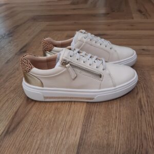 Clarks Hollyrose Zip Des cuirs lisses et une fermeture éclair d'accès facile définissent le modèle Clarks Hollyrose Zip – une basket incontournable dans des teintes polyvalentes et faciles à porter. Nous avons opté pour une doublure en cuir pour une respirabilité optimale, tandis qu'une semelle légère absorbe sans effort l'impact de chaque mouvement. Confort maximal et style décontracté intemporel, cette paire est prête pour tout ce que le week-end apporte. 200 ans de confort Depuis 200 ans, nous avons défini la norme - et ce n'est que le début. En 2025, nous rendons hommage au passé et au présent et célébrons fièrement cet héritage de deux siècles d'innovation et d'impact à travers un tout nouveau film, un livre, une exposition de musée et des collaborations de style. Nos fondateurs Notre histoire a commencé en 1825 à Street, dans le Somerset, lorsque Cyrus Clark a ouvert une tannerie de cuir, son frère James travaillant à ses côtés. Parmi les tapis en peau de mouton, James a eu un éclair d'inspiration : utiliser les chutes pour créer des pantoufles - minimiser les déchets, maximiser l'ingéniosité et définir les 200 prochaines années de la fabrication de chaussures. Chaque chaussure Clarks, depuis notre toute première paire, utilise cette combinaison distinctive d'innovation et de savoir-faire, soutenant tout ce que nous faisons. Nos valeurs En tant qu'entreprise fondée par les Quakers, l'activisme social et l'investissement dans la communauté ont alimenté les valeurs de la famille Clark pendant deux siècles. Progressistes mais sans prétention, les Quakers se sont engagés pour la vérité, l'égalité et la paix - des principes essentiels à notre histoire de changement. Cyrus et James étaient des Quakers de longue date, et lorsque William, le fils de James, a repris l'entreprise, il a suivi les principes directeurs de l'égalité et de la communauté pour s'occuper de ses ouvriers d'usine. Il a construit des maisons et soutenu leur éducation en construisant des salles de classe et en obtenant des fonds. Et l'empreinte de Clarks s'est étendue au-delà des employés pour bénéficier d'initiatives sociales plus larges à Street : un théâtre a été ouvert, une bibliothèque a été construite et une piscine en plein air, une mairie et des terrains de jeux ont été créés pour le plaisir de tous.