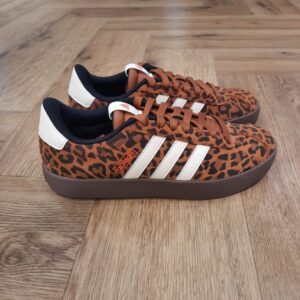 VL COURT 3.0 Léopard- vl-court léopard-S'il existe un point commun à tous, des premiers logos adidas jusqu'à ceux d'aujourd'hui, ce sont bien les 3 bandes. Célèbre dans le monde entier, ce design signature est le symbole de produits de qualité nés pour le sport. Alors, que tu enfiles une tenue performante avant un entraînement intensif ou que tu optes pour un look Originals qui te laisse exprimer ton style, tu pourras toujours être fier de porter la marque aux 3 bandes.