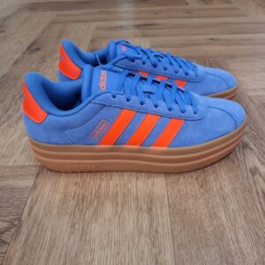 VL Court Bold Bleu Tout est une question d'équilibre avec cette chaussure Adidas VL Court Bold. Elle présente un design épuré, bien sûr, mais avec une semelle compensée qui sublime tout le look et te donne de la hauteur. La tige en cuir, la doublure textile et la semelle extérieure en caoutchouc résistant s'associent pour t'offrir un confort ultime au quotidien. La marque C'est le 18 août 1949 qu'Adi Dassler a démarré l'aventure adidas, avec pour objectif d'améliorer les performances des athlètes. 70 ans plus tard, adidas a laissé sa marque sur le monde du sport, mais aussi celui de la mode, de la musique, de la culture, du développement durable et bien d'autres encore. Voyage avec nous à travers le temps et découvre l'histoire d'adidas avec des modèles qui ont influencé le lifestyle d'aujourd'hui. Juste après la naissance officielle des 3 bandes en 1949, les années 50 ont connu un véritable boom technologique avec des équipements innovants pour les athlètes de classe mondiale. Ainsi, c'est pendant cette décennie qu'est apparue la Samba, toujours portée de nos jours pas les joueurs de Five et de futsal, et toujours présente dans la rue. Pendant les 50's, adidas a développé une chaussure de sprint qui a battu un record du monde et la première chaussure de football conçue avec une semelle en nylon, marquant une vraie nouveauté en termes de confort et de sensations. D'autres modèles ont vu le jour durant cette période, comme la chaussure de basketball Allround, devenue une véritable icône dans les 80's. Ces années ont été révolutionnaires, créant un véritable avant et après pour les sportifs de haut niveau. Mais ce n'était que le début de l'histoire d'adidas