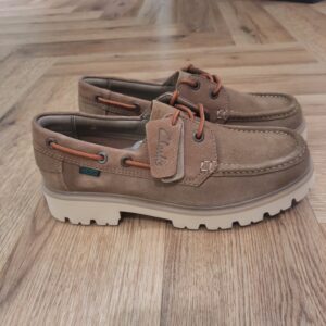 Cleyhill Boat Sable Une nouvelle interprétation des silhouettes de chaussures bateau, Cleyhill Boat Sable est rehaussée par sa semelle audacieuse XTRALITE. Notre chaussure Fastnet des archives des années 70 inspire le profil, tandis que le coussinage doux sous le pied rend cette option décontractée chic confortable pour un usage quotidien. Nos fondateurs Notre histoire a commencé en 1825 à Street, dans le Somerset, lorsque Cyrus Clark a ouvert une tannerie de cuir, son frère James travaillant à ses côtés. Parmi les tapis en peau de mouton, James a eu un éclair d'inspiration : utiliser les chutes pour créer des pantoufles - minimiser les déchets, maximiser l'ingéniosité et définir les 200 prochaines années de la fabrication de chaussures. Chaque chaussure Clarks, depuis notre toute première paire, utilise cette combinaison distinctive d'innovation et de savoir-faire, soutenant tout ce que nous faisons. Depuis 200 ans, nous avons défini la norme - et ce n'est que le début. En 2025, nous rendons hommage au passé et au présent et célébrons fièrement cet héritage de deux siècles d'innovation et d'impact à travers un tout nouveau film, un livre, une exposition de musée et des collaborations de style.