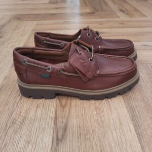 Cleyhill Boat Marron Une nouvelle interprétation des silhouettes de chaussures bateau, Cleyhill Boat est rehaussée par sa semelle audacieuse XTRALITE. Notre chaussure Fastnet des archives des années 70 inspire le profil, tandis que le coussinage doux sous le pied rend ce choix décontracté élégant confortable pour une utilisation quotidienne. Nos fondateurs Notre histoire a commencé en 1825 à Street, dans le Somerset, lorsque Cyrus Clark a ouvert une tannerie de cuir, son frère James travaillant à ses côtés. Parmi les tapis en peau de mouton, James a eu un éclair d'inspiration : utiliser les chutes pour créer des pantoufles - minimiser les déchets, maximiser l'ingéniosité et définir les 200 prochaines années de la fabrication de chaussures. Chaque chaussure Clarks, depuis notre toute première paire, utilise cette combinaison distinctive d'innovation et de savoir-faire, soutenant tout ce que nous faisons. Depuis 200 ans, nous avons défini la norme - et ce n'est que le début. En 2025, nous rendons hommage au passé et au présent et célébrons fièrement cet héritage de deux siècles d'innovation et d'impact à travers un tout nouveau film, un livre, une exposition de musée et des collaborations de style.