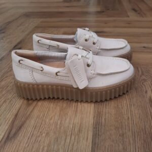 Clarks Torihll Boat Chaussures bateau plateforme Clarks Torhill Boat en cuir très tendance, dont vous ne pourrez plus vous passer ! 200 ans de confort Depuis 200 ans, nous avons défini la norme - et ce n'est que le début. En 2025, nous rendons hommage au passé et au présent et célébrons fièrement cet héritage de deux siècles d'innovation et d'impact à travers un tout nouveau film, un livre, une exposition de musée et des collaborations de style. Les mocassins Torhill Boat de la marque Clarks sont des incontournables du dressing féminin. En cuir de qualité, ces chaussures à lacets offrent un style intemporel et élégant. Avec leur talon compensé de 4 cm, elles allient confort et féminité. Parfaits pour compléter une tenue casual chic, ces mocassins sont disponibles dans une couleur sable polyvalente. Nos fondateurs Notre histoire a commencé en 1825 à Street, dans le Somerset, lorsque Cyrus Clark a ouvert une tannerie de cuir, son frère James travaillant à ses côtés. Parmi les tapis en peau de mouton, James a eu un éclair d'inspiration : utiliser les chutes pour créer des pantoufles - minimiser les déchets, maximiser l'ingéniosité et définir les 200 prochaines années de la fabrication de chaussures. Chaque chaussure Clarks, depuis notre toute première paire, utilise cette combinaison distinctive d'innovation et de savoir-faire, soutenant tout ce que nous faisons. Nos valeurs En tant qu'entreprise fondée par les Quakers, l'activisme social et l'investissement dans la communauté ont alimenté les valeurs de la famille Clark pendant deux siècles. Progressistes mais sans prétention, les Quakers se sont engagés pour la vérité, l'égalité et la paix - des principes essentiels à notre histoire de changement. Cyrus et James étaient des Quakers de longue date, et lorsque William, le fils de James, a repris l'entreprise, il a suivi les principes directeurs de l'égalité et de la communauté pour s'occuper de ses ouvriers d'usine. Il a construit des maisons et soutenu leur éducation en construisant des salles de classe et en obtenant des fonds. Et l'empreinte de Clarks s'est étendue au-delà des employés pour bénéficier d'initiatives sociales plus larges à Street : un théâtre a été ouvert, une bibliothèque a été construite et une piscine en plein air, une mairie et des terrains de jeux ont été créés pour le plaisir de tous.