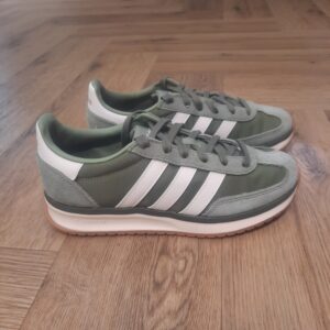 Run 70 Kaki Apporte une touche seventies à ton look quotidien avec cette sneaker Adidas Run 70 Kaki. Sa tige légère est doublée pour plus de douceur, tandis que l’amorti Cloudfoam t'aide à effectuer toutes tes activités confortablement. De ton café matinal à une soirée entre amis, cette paire ira avec toutes tes tenues. La semelle extérieure en caoutchouc souple te permet de bouger avec confiance, quel que soit le programme. La marque C'est le 18 août 1949 qu'Adi Dassler a démarré l'aventure adidas, avec pour objectif d'améliorer les performances des athlètes. 70 ans plus tard, adidas a laissé sa marque sur le monde du sport, mais aussi celui de la mode, de la musique, de la culture, du développement durable et bien d'autres encore. Voyage avec nous à travers le temps et découvre l'histoire d'adidas avec des modèles qui ont influencé le lifestyle d'aujourd'hui. Juste après la naissance officielle des 3 bandes en 1949, les années 50 ont connu un véritable boom technologique avec des équipements innovants pour les athlètes de classe mondiale. Ainsi, c'est pendant cette décennie qu'est apparue la Samba, toujours portée de nos jours pas les joueurs de Five et de futsal, et toujours présente dans la rue. Pendant les 50's, adidas a développé une chaussure de sprint qui a battu un record du monde et la première chaussure de football conçue avec une semelle en nylon, marquant une vraie nouveauté en termes de confort et de sensations. D'autres modèles ont vu le jour durant cette période, comme la chaussure de basketball Allround, devenue une véritable icône dans les 80's. Ces années ont été révolutionnaires, créant un véritable avant et après pour les sportifs de haut niveau. Mais ce n'était que le début de l'histoire d'adidas