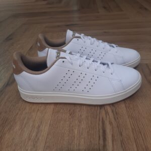 Adidas Advantage White Une version moderne d'une chaussure de tennis iconique. Cette sneaker Adidas Advantage White présente une tige en matière synthétique avec 3 bandes perforées discrètes. À l'intérieur, la semelle de propreté Cloudfoam Comfort est ultra douce et confortable, absorbant les impacts à chaque pas. Équipée d'une semelle extérieure en caoutchouc robuste, elle te suit dans toutes tes activités, même s'il s'agit d'une simple promenade. Quel que soit ton programme, son style minimaliste va avec tout. En optant pour du recyclé, nous sommes en mesure de réutiliser des matériaux qui ont déjà été créés, ce qui contribue à réduire les déchets. Le choix des matériaux renouvelables nous aide également à réduire notre dépendance aux ressources épuisables. Nos produits fabriqués à partir d'un mélange de matières recyclées et renouvelables contiennent au moins 20 % de ces matériaux. La marque C'est le 18 août 1949 qu'Adi Dassler a démarré l'aventure adidas, avec pour objectif d'améliorer les performances des athlètes. 70 ans plus tard, adidas a laissé sa marque sur le monde du sport, mais aussi celui de la mode, de la musique, de la culture, du développement durable et bien d'autres encore. Voyage avec nous à travers le temps et découvre l'histoire d'adidas avec des modèles qui ont influencé le lifestyle d'aujourd'hui. Juste après la naissance officielle des 3 bandes en 1949, les années 50 ont connu un véritable boom technologique avec des équipements innovants pour les athlètes de classe mondiale. Ainsi, c'est pendant cette décennie qu'est apparue la Samba, toujours portée de nos jours pas les joueurs de Five et de futsal, et toujours présente dans la rue. Pendant les 50's, adidas a développé une chaussure de sprint qui a battu un record du monde et la première chaussure de football conçue avec une semelle en nylon, marquant une vraie nouveauté en termes de confort et de sensations. D'autres modèles ont vu le jour durant cette période, comme la chaussure de basketball Allround, devenue une véritable icône dans les 80's. Ces années ont été révolutionnaires, créant un véritable avant et après pour les sportifs de haut niveau. Mais ce n'était que le début de l'histoire d'adidas