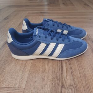 Barreda Lo Blue La chaussure Barreda Lo Blue s’inspire du riche héritage d’adidas pour apporter un style frais inspiré du club de foot au look quotidien. D'abord, conçue pour la rue, elle incarne l’élégance casual avec un clin d’œil à notre histoire. De plus, la chaussure Barreda Lo est dotée d’un avant-pied en T, ce qui lui confère un profil mince qui s’harmonise avec une grande variété de tenues. Noue tes lacets pour un chaussant sûr et confortable, qui te permettra de bouger avec assurance et aisance. La tige en cuir et matière synthétique offre une durabilité et une touche de sophistication. Tandis que la doublure textile assure un bon confort tout au long de la journée. Puis, dotée d’une semelle extérieure en caoutchouc, cette chaussure offre une traction fiable lors des promenades en ville et pour tous les trajets de la vie quotidienne. Enfin, que ce soit pour explorer les nouvelles tendances ou profiter simplement d’une journée à l’extérieur, la chaussure Barreda Lo allie style et confort. Découvrez le style et le look rafraîchi avec cette chaussure stylée. La marque C'est le 18 août 1949 qu'Adi Dassler a démarré l'aventure adidas, avec pour objectif d'améliorer les performances des athlètes. 70 ans plus tard, adidas a laissé sa marque sur le monde du sport, mais aussi celui de la mode, de la musique, de la culture, du développement durable et bien d'autres encore. Voyage avec nous à travers le temps et découvre l'histoire d'adidas avec des modèles qui ont influencé le lifestyle d'aujourd'hui. Juste après la naissance officielle des 3 bandes en 1949, les années 50 ont connu un véritable boom technologique avec des équipements innovants pour les athlètes de classe mondiale. Ainsi, c'est pendant cette décennie qu'est apparue la Samba, toujours portée de nos jours pas les joueurs de Five et de futsal, et toujours présente dans la rue. Pendant les 50's, adidas a développé une chaussure de sprint qui a battu un record du monde et la première chaussure de football conçue avec une semelle en nylon, marquant une vraie nouveauté en termes de confort et de sensations. D'autres modèles ont vu le jour durant cette période, comme la chaussure de basketball Allround, devenue une véritable icône dans les 80's. Ces années ont été révolutionnaires, créant un véritable avant et après pour les sportifs de haut niveau. Mais ce n'était que le début de l'histoire d'adidas.
