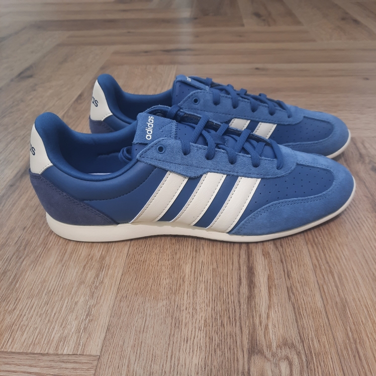 Barreda Lo Blue La chaussure Barreda Lo Blue s’inspire du riche héritage d’adidas pour apporter un style frais inspiré du club de foot au look quotidien. D'abord, conçue pour la rue, elle incarne l’élégance casual avec un clin d’œil à notre histoire. De plus, la chaussure Barreda Lo est dotée d’un avant-pied en T, ce qui lui confère un profil mince qui s’harmonise avec une grande variété de tenues. Noue tes lacets pour un chaussant sûr et confortable, qui te permettra de bouger avec assurance et aisance. La tige en cuir et matière synthétique offre une durabilité et une touche de sophistication. Tandis que la doublure textile assure un bon confort tout au long de la journée. Puis, dotée d’une semelle extérieure en caoutchouc, cette chaussure offre une traction fiable lors des promenades en ville et pour tous les trajets de la vie quotidienne. Enfin, que ce soit pour explorer les nouvelles tendances ou profiter simplement d’une journée à l’extérieur, la chaussure Barreda Lo allie style et confort. Découvrez le style et le look rafraîchi avec cette chaussure stylée. La marque C'est le 18 août 1949 qu'Adi Dassler a démarré l'aventure adidas, avec pour objectif d'améliorer les performances des athlètes. 70 ans plus tard, adidas a laissé sa marque sur le monde du sport, mais aussi celui de la mode, de la musique, de la culture, du développement durable et bien d'autres encore. Voyage avec nous à travers le temps et découvre l'histoire d'adidas avec des modèles qui ont influencé le lifestyle d'aujourd'hui. Juste après la naissance officielle des 3 bandes en 1949, les années 50 ont connu un véritable boom technologique avec des équipements innovants pour les athlètes de classe mondiale. Ainsi, c'est pendant cette décennie qu'est apparue la Samba, toujours portée de nos jours pas les joueurs de Five et de futsal, et toujours présente dans la rue. Pendant les 50's, adidas a développé une chaussure de sprint qui a battu un record du monde et la première chaussure de football conçue avec une semelle en nylon, marquant une vraie nouveauté en termes de confort et de sensations. D'autres modèles ont vu le jour durant cette période, comme la chaussure de basketball Allround, devenue une véritable icône dans les 80's. Ces années ont été révolutionnaires, créant un véritable avant et après pour les sportifs de haut niveau. Mais ce n'était que le début de l'histoire d'adidas.