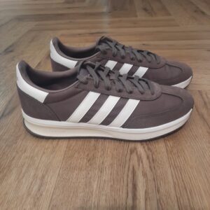 Run 70 Marron Apporte une touche seventies à ton look quotidien avec cette sneaker Adidas Run 70 Marron. Sa tige légère est doublée pour plus de douceur, tandis que l’amorti Cloudfoam t'aide à effectuer toutes tes activités confortablement. De ton café matinal à une soirée entre amis, cette paire ira avec toutes tes tenues. La semelle extérieure en caoutchouc souple te permet de bouger avec confiance, quel que soit le programme. La marque C'est le 18 août 1949 qu'Adi Dassler a démarré l'aventure adidas, avec pour objectif d'améliorer les performances des athlètes. 70 ans plus tard, adidas a laissé sa marque sur le monde du sport, mais aussi celui de la mode, de la musique, de la culture, du développement durable et bien d'autres encore. Voyage avec nous à travers le temps et découvre l'histoire d'adidas avec des modèles qui ont influencé le lifestyle d'aujourd'hui. Juste après la naissance officielle des 3 bandes en 1949, les années 50 ont connu un véritable boom technologique avec des équipements innovants pour les athlètes de classe mondiale. Ainsi, c'est pendant cette décennie qu'est apparue la Samba, toujours portée de nos jours pas les joueurs de Five et de futsal, et toujours présente dans la rue. Pendant les 50's, adidas a développé une chaussure de sprint qui a battu un record du monde et la première chaussure de football conçue avec une semelle en nylon, marquant une vraie nouveauté en termes de confort et de sensations. D'autres modèles ont vu le jour durant cette période, comme la chaussure de basketball Allround, devenue une véritable icône dans les 80's. Ces années ont été révolutionnaires, créant un véritable avant et après pour les sportifs de haut niveau. Mais ce n'était que le début de l'histoire d'adidas