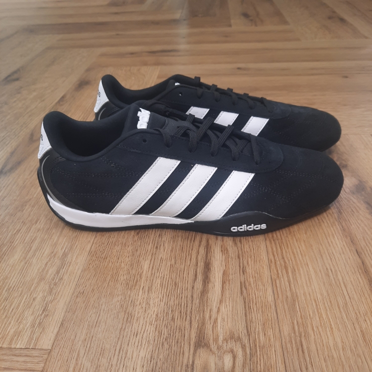 Adidas Adipista Black Découvre un style inspiré du sport automobile avec la chaussure Adidas Adipista Black. Elle transpose l'énergie du sport dans ton quotidien pour devenir une référence culturelle. Affiche un look casual qui célèbre le sport automobile. Grâce à la fermeture à lacets, tu peux ajuster le chaussant pour un maintien sécurisé. Les détails des coutures, inspirés par des uniformes matelassés de Formule 1, ajoutent une touche unique. Le détail enveloppant au talon met en valeur la semelle extérieure en caoutchouc inspirée des pneus, intégrant les 3 bandes emblématiques pour plus d'audace. Cette sneaker adidas est conçue pour t'assurer confort et confiance. Elle apporte une touche positive à ton quotidien. La marque C'est le 18 août 1949 qu'Adi Dassler a démarré l'aventure adidas, avec pour objectif d'améliorer les performances des athlètes. 70 ans plus tard, adidas a laissé sa marque sur le monde du sport, mais aussi celui de la mode, de la musique, de la culture, du développement durable et bien d'autres encore. Voyage avec nous à travers le temps et découvre l'histoire d'adidas avec des modèles qui ont influencé le lifestyle d'aujourd'hui. Juste après la naissance officielle des 3 bandes en 1949, les années 50 ont connu un véritable boom technologique avec des équipements innovants pour les athlètes de classe mondiale. Ainsi, c'est pendant cette décennie qu'est apparue la Samba, toujours portée de nos jours pas les joueurs de Five et de futsal, et toujours présente dans la rue. Pendant les 50's, adidas a développé une chaussure de sprint qui a battu un record du monde et la première chaussure de football conçue avec une semelle en nylon, marquant une vraie nouveauté en termes de confort et de sensations. D'autres modèles ont vu le jour durant cette période, comme la chaussure de basketball Allround, devenue une véritable icône dans les 80's. Ces années ont été révolutionnaires, créant un véritable avant et après pour les sportifs de haut niveau. Mais ce n'était que le début de l'histoire d'adidas