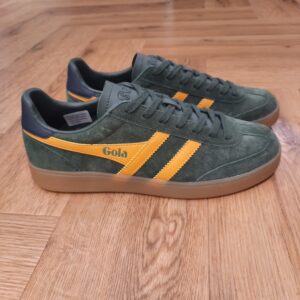 Gola Viper Vert Les baskets Gola Viper Vert sont un incontournable pour tous les amateurs de sneakers et de style rétro. En effet, la marque Gola est connue pour ses designs intemporels et sa qualité supérieure. Celle ci a encore frappé fort avec ce modèle emblématique. Fabriquées avec des matériaux de haute qualité, ces baskets offrent un confort optimal tout en étant résistantes et durables. La combinaison de cuir et de daim donne à ces chaussures un look élégant et vintage, qui s'adapte parfaitement à toutes les tenues. Que ce soit pour une journée décontractée en ville ou pour une soirée entre amis, les Baskets Gola Viper seront votre allié mode idéal. Leur design classique et épuré est rehaussé par les célèbres bandes Gola sur les côtés, qui ajoutent une touche de style unique à ces chaussures. De plus, leur semelle en caoutchouc offre une adhérence optimale, vous permettant de marcher en toute confiance et confort. La marque Gola est une marque principalement connue pour ses chaussures de sport. Elle a été créé en 1905 à Leicester, au Royaume Uni. Pour l'anecdote, personne ne sait exactement d'où vient le nom de la marque. Pourtant, une légende urbaine raconte qu'elle doit son nom à l'anagramme du mot "Goal" (qui signifie "but" en anglais). La marque commence à être connue à la fin des années 1960. Notamment dans le sport notamment avec la Harrier qui reste aujourd'hui encore le modèle phare de la marque anglaise. En effet, elle a très vite été adoptée par le grand public. Fort de son histoire, la marque a su traverser les générations et est aujourd'hui une marque streetwear à part entière qui sait innover et suivre les tendances. On a d'ailleurs pu voir une collection 100 % vegan sortir des tuyaux en 2019, preuve de la capacité de Gola à s'adapter au marché actuel !