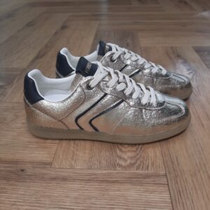 Verbenas Sora Oro-Découvrez la marque Verbenas chez Premium Shoes. Verbenas incarne l'élégance au naturel avec une gamme de chaussures qui allie style et confort. Inspirées par la beauté de la nature méditerranéenne, nos chaussures vous offrent une expérience de marche sans pareille. Chaque paire de Verbenas est une fusion parfaite entre design tendance et matières naturelles de qualité. Laissez-vous séduire par la simplicité raffinée des Verbenas.