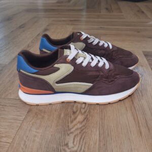 City Dopamine Chocolat La City Dopamine Chocolat, une silhouette aux lignes douces conçue en nylon à finition satinée et en suède. Son design offre une sensation légère et flexible, comme une seconde peau, sans renforts rigides ni bout renforcé.  La marque Fondée en Espagne en 2017, HOFF est née de la conviction que chaque pas est une opportunité de créer, découvrir et affirmer sa personnalité. HOFF est une marque contemporaine de sneakers qui marie un design intemporel et élégant avec une polyvalence audacieuse. Reconnue pour sa créativité raffinée, son attention aux détails et sa maîtrise unique des couleurs, HOFF crée des sneakers qui s’adaptent aux transitions de la vie, transformant chaque instant du quotidien en une expression de style et de sens. Inspirée par le mouvement et la curiosité, HOFF célèbre l’individualité et l’expression de soi à travers le design. Son esthétique distinctive équilibre sophistication et modernité, brouillant les frontières entre le décontracté et le raffiné, tout en restant fidèle à ses valeurs de connexion, d’authenticité, de passion et de créativité.