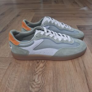 Hoff Park Sage Sneaker Hoff Park Sage au style classique avec une touche nostalgique. Son design associe soigneusement différents matériaux, formes et tons afin d’offrir un équilibre parfait entre esthétique et fonctionnalité. Conçue en nylon et en suède premium, elle est dotée d’une semelle en caoutchouc couleur caramel qui lui confère un caractère vintage. Le talon rembourré, la languette souple et la semelle intérieure en Memory Foam garantissent une foulée confortable, légère et adaptable tout au long de la journée. Le logo s’intègre de manière subtile sur le talon.  La marque Fondée en Espagne en 2017, HOFF est née de la conviction que chaque pas est une opportunité de créer, découvrir et affirmer sa personnalité. HOFF est une marque contemporaine de sneakers qui marie un design intemporel et élégant avec une polyvalence audacieuse. Reconnue pour sa créativité raffinée, son attention aux détails et sa maîtrise unique des couleurs, HOFF crée des sneakers qui s’adaptent aux transitions de la vie, transformant chaque instant du quotidien en une expression de style et de sens. Inspirée par le mouvement et la curiosité, HOFF célèbre l’individualité et l’expression de soi à travers le design. Son esthétique distinctive équilibre sophistication et modernité, brouillant les frontières entre le décontracté et le raffiné, tout en restant fidèle à ses valeurs de connexion, d’authenticité, de passion et de créativité.