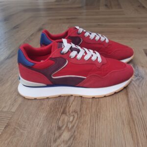 City Dopamine Red La City Dopamine Red, une silhouette aux lignes douces conçue en nylon à finition satinée et en suède. Son design offre une sensation légère et flexible, comme une seconde peau, sans renforts rigides ni bout renforcé.  La marque Fondée en Espagne en 2017, HOFF est née de la conviction que chaque pas est une opportunité de créer, découvrir et affirmer sa personnalité. HOFF est une marque contemporaine de sneakers qui marie un design intemporel et élégant avec une polyvalence audacieuse. Reconnue pour sa créativité raffinée, son attention aux détails et sa maîtrise unique des couleurs, HOFF crée des sneakers qui s’adaptent aux transitions de la vie, transformant chaque instant du quotidien en une expression de style et de sens. Inspirée par le mouvement et la curiosité, HOFF célèbre l’individualité et l’expression de soi à travers le design. Son esthétique distinctive équilibre sophistication et modernité, brouillant les frontières entre le décontracté et le raffiné, tout en restant fidèle à ses valeurs de connexion, d’authenticité, de passion et de créativité.