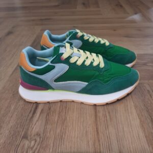 City Dopamine Green  La City Dopamine Green, une silhouette aux lignes douces conçue en nylon à finition satinée et en suède. Son design offre une sensation légère et flexible, comme une seconde peau, sans renforts rigides ni bout renforcé.  La marque Fondée en Espagne en 2017, HOFF est née de la conviction que chaque pas est une opportunité de créer, découvrir et affirmer sa personnalité. HOFF est une marque contemporaine de sneakers qui marie un design intemporel et élégant avec une polyvalence audacieuse. Reconnue pour sa créativité raffinée, son attention aux détails et sa maîtrise unique des couleurs, HOFF crée des sneakers qui s’adaptent aux transitions de la vie, transformant chaque instant du quotidien en une expression de style et de sens. Inspirée par le mouvement et la curiosité, HOFF célèbre l’individualité et l’expression de soi à travers le design. Son esthétique distinctive équilibre sophistication et modernité, brouillant les frontières entre le décontracté et le raffiné, tout en restant fidèle à ses valeurs de connexion, d’authenticité, de passion et de créativité.