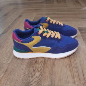 City Dopamine Blue La City Dopamine Blue, une silhouette aux lignes douces conçue en nylon à finition satinée et en suède. Son design offre une sensation légère et flexible, comme une seconde peau, sans renforts rigides ni bout renforcé.  La marque Fondée en Espagne en 2017, HOFF est née de la conviction que chaque pas est une opportunité de créer, découvrir et affirmer sa personnalité. HOFF est une marque contemporaine de sneakers qui marie un design intemporel et élégant avec une polyvalence audacieuse. Reconnue pour sa créativité raffinée, son attention aux détails et sa maîtrise unique des couleurs, HOFF crée des sneakers qui s’adaptent aux transitions de la vie, transformant chaque instant du quotidien en une expression de style et de sens. Inspirée par le mouvement et la curiosité, HOFF célèbre l’individualité et l’expression de soi à travers le design. Son esthétique distinctive équilibre sophistication et modernité, brouillant les frontières entre le décontracté et le raffiné, tout en restant fidèle à ses valeurs de connexion, d’authenticité, de passion et de créativité.