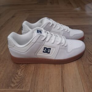 Manteca 4 Cream Découvrez la Manteca 4 cream, ce modèle est de retour et plus souple que jamais. L'une des préférées de DC dans les années 2000, nous avons remastérisé le style classique pour le remettre au goût du jour avec un bout de pied plus audacieux et une construction légèrement plus fine. Bien sûr, nous l'avons également améliorée avec un confort moderne et des caractéristiques techniques pour un design plus axé sur la performance qui accompagne les combinaisons de couleurs et les variations de tissus en constante évolution. Histoire de la marque Établie en 1994, DC Shoes a été un pionnier dans la culture du skateboard et du snowboard, fusionnant harmonieusement le style et la performance dans des équipements de haute qualité. Co-fondée par Ken Block et Damon Way, la marque a perturbé le paysage en fusionnant musique, art et streetwear avec une confiance audacieuse et une innovation de pointe. En effet, la marque propose des chaussures emblématiques de skate et des baskets stylées aux indispensables de snowboard dernier cri tels que vestes et pantalons. Ainsi, DC continue de repousser les limites avec son esprit rebelle distinctif et son style non conventionnel. Mettant en avant notre engagement envers le snowboard, notre gamme comprend des vestes et des pantalons de snowboard de première qualité, conçus pour des performances optimales sur les pistes. Perpétuant un héritage ancré dans l'authenticité, DC Shoes demeure fidèle à la vision des fondateurs, offrant des produits exceptionnels pour hommes, femmes et enfants qui incarnent l'engagement de la marque envers l'excellence dans les univers du skateboard et du snowboard.