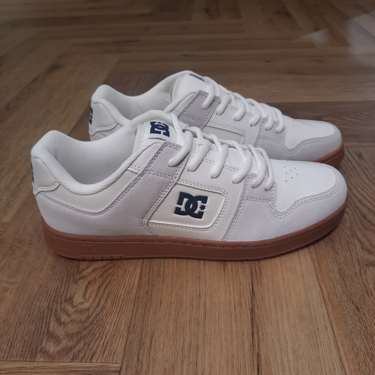 Manteca 4 Cream Découvrez la Manteca 4 cream, ce modèle est de retour et plus souple que jamais. L'une des préférées de DC dans les années 2000, nous avons remastérisé le style classique pour le remettre au goût du jour avec un bout de pied plus audacieux et une construction légèrement plus fine. Bien sûr, nous l'avons également améliorée avec un confort moderne et des caractéristiques techniques pour un design plus axé sur la performance qui accompagne les combinaisons de couleurs et les variations de tissus en constante évolution. Histoire de la marque Établie en 1994, DC Shoes a été un pionnier dans la culture du skateboard et du snowboard, fusionnant harmonieusement le style et la performance dans des équipements de haute qualité. Co-fondée par Ken Block et Damon Way, la marque a perturbé le paysage en fusionnant musique, art et streetwear avec une confiance audacieuse et une innovation de pointe. En effet, la marque propose des chaussures emblématiques de skate et des baskets stylées aux indispensables de snowboard dernier cri tels que vestes et pantalons. Ainsi, DC continue de repousser les limites avec son esprit rebelle distinctif et son style non conventionnel. Mettant en avant notre engagement envers le snowboard, notre gamme comprend des vestes et des pantalons de snowboard de première qualité, conçus pour des performances optimales sur les pistes. Perpétuant un héritage ancré dans l'authenticité, DC Shoes demeure fidèle à la vision des fondateurs, offrant des produits exceptionnels pour hommes, femmes et enfants qui incarnent l'engagement de la marque envers l'excellence dans les univers du skateboard et du snowboard.