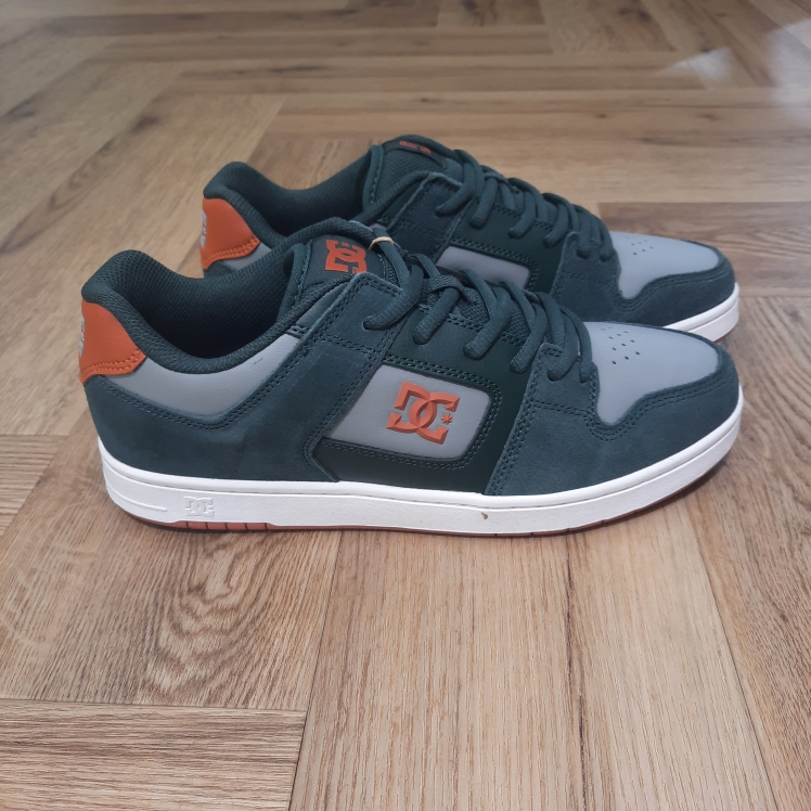 Manteca 4 S Green Les DC Shoes Manteca 4 S Green sont une version améliorée pour le skate. Effectivement, elles utilisent la technologie Impact-ALG™ avec coussin d'air en polyuréthane pour plus d'amorti et une meilleure protection contre les impacts. De plus, elles possèdent une semelle extérieure en super caoutchouc. Les chaussures DC Shoes Manteca incarnent l'essence du style urbain des années 90, tout en offrant des performances optimales pour la pratique du skateboard. En effet, sa conception impeccable allie fonctionnalité et esthétique, offrant une expérience de port confortable et durable. Histoire de la marque Établie en 1994, DC Shoes a été un pionnier dans la culture du skateboard et du snowboard, fusionnant harmonieusement le style et la performance dans des équipements de haute qualité. Co-fondée par Ken Block et Damon Way, la marque a perturbé le paysage en fusionnant musique, art et streetwear avec une confiance audacieuse et une innovation de pointe. En effet, la marque propose des chaussures emblématiques de skate et des baskets stylées aux indispensables de snowboard dernier cri tels que vestes et pantalons. Ainsi, DC continue de repousser les limites avec son esprit rebelle distinctif et son style non conventionnel. Mettant en avant notre engagement envers le snowboard, notre gamme comprend des vestes et des pantalons de snowboard de première qualité, conçus pour des performances optimales sur les pistes. Perpétuant un héritage ancré dans l'authenticité, DC Shoes demeure fidèle à la vision des fondateurs, offrant des produits exceptionnels pour hommes, femmes et enfants qui incarnent l'engagement de la marque envers l'excellence dans les univers du skateboard et du snowboard.