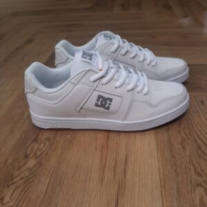 Manteca 4 White Découvrez la Manteca 4 White, elle est de retour et plus souple que jamais. L'une des préférées de DC dans les années 2000, nous avons remastérisé le style classique pour le remettre au goût du jour avec un bout de pied plus audacieux et une construction légèrement plus fine. Bien sûr, nous l'avons également améliorée avec un confort moderne et des caractéristiques techniques pour un design plus axé sur la performance qui accompagne les combinaisons de couleurs et les variations de tissus en constante évolution. Histoire de la marque Établie en 1994, DC Shoes a été un pionnier dans la culture du skateboard et du snowboard, fusionnant harmonieusement le style et la performance dans des équipements de haute qualité. Co-fondée par Ken Block et Damon Way, la marque a perturbé le paysage en fusionnant musique, art et streetwear avec une confiance audacieuse et une innovation de pointe. En effet, la marque propose des chaussures emblématiques de skate et des baskets stylées aux indispensables de snowboard dernier cri tels que vestes et pantalons. Ainsi, DC continue de repousser les limites avec son esprit rebelle distinctif et son style non conventionnel. Mettant en avant notre engagement envers le snowboard, notre gamme comprend des vestes et des pantalons de snowboard de première qualité, conçus pour des performances optimales sur les pistes. Perpétuant un héritage ancré dans l'authenticité, DC Shoes demeure fidèle à la vision des fondateurs, offrant des produits exceptionnels pour hommes, femmes et enfants qui incarnent l'engagement de la marque envers l'excellence dans les univers du skateboard et du snowboard.