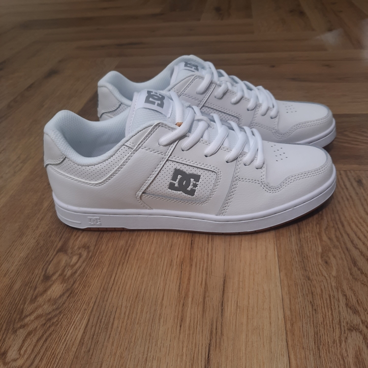 Manteca 4 White Découvrez la Manteca 4 White, elle est de retour et plus souple que jamais. L'une des préférées de DC dans les années 2000, nous avons remastérisé le style classique pour le remettre au goût du jour avec un bout de pied plus audacieux et une construction légèrement plus fine. Bien sûr, nous l'avons également améliorée avec un confort moderne et des caractéristiques techniques pour un design plus axé sur la performance qui accompagne les combinaisons de couleurs et les variations de tissus en constante évolution. Histoire de la marque Établie en 1994, DC Shoes a été un pionnier dans la culture du skateboard et du snowboard, fusionnant harmonieusement le style et la performance dans des équipements de haute qualité. Co-fondée par Ken Block et Damon Way, la marque a perturbé le paysage en fusionnant musique, art et streetwear avec une confiance audacieuse et une innovation de pointe. En effet, la marque propose des chaussures emblématiques de skate et des baskets stylées aux indispensables de snowboard dernier cri tels que vestes et pantalons. Ainsi, DC continue de repousser les limites avec son esprit rebelle distinctif et son style non conventionnel. Mettant en avant notre engagement envers le snowboard, notre gamme comprend des vestes et des pantalons de snowboard de première qualité, conçus pour des performances optimales sur les pistes. Perpétuant un héritage ancré dans l'authenticité, DC Shoes demeure fidèle à la vision des fondateurs, offrant des produits exceptionnels pour hommes, femmes et enfants qui incarnent l'engagement de la marque envers l'excellence dans les univers du skateboard et du snowboard.