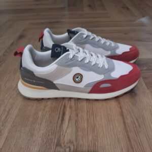 Baskets Dielle Cream Optez pour les Baskets Dielle Cream, parfaites pour allier style moderne et confort au quotidien. Leur design travaillé et leur semelle performante les rendent idéales pour un look casual et dynamique. La marque Dans un monde où les tendances de la mode peuvent parfois sembler impersonnelles, il existe une marque qui préfère mettre l'accent sur l'authenticité et le bien-être : Benson & Cherry. En effet, tout a commencé en 2009 avec une vision claire et une détermination sans faille. Trois esprits passionnés, lassés des impératifs de rentabilité se rencontrent dans le domaine de la grande distribution. Ils ont alors décidé de créer quelque chose de différent. Leur objectif : offrir des produits durables, conçus avec soin et attention, sans compromettre l'accessibilité pour leurs clients. L'inspiration, quant à elle, est partout. Des tendances de la mode aux univers de l'automobile et du cinéma, rien n'échappe à l'œil attentif de nos créateurs. Ils puisent dans cette diversité pour créer des collections qui résonnent avec un large public, des vêtements qui allient tendance et élégance. De plus, leur amour pour les belles mécaniques se reflète dans chaque création. Inspirés par l'univers des bolides légendaires, des courses effrénées et de la mécanique précise, ils infusent à leurs designs cette même passion pour la performance et l'esthétique. Chaque détail, des coupes élégantes aux finitions sophistiquées, évoque le raffinement intemporel des voitures emblématiques.