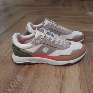 Baskets Diane Beige Les Baskets Diane Beige sont inspirées du style trail et pensées pour les aventuriers du bitume. Ces sneakers combinent allure sportive, dégradés de couleur dynamiques et confort technique. Disponible en plusieurs coloris, elle s’impose comme un modèle tendance et performant La marque Dans un monde où les tendances de la mode peuvent parfois sembler impersonnelles, il existe une marque qui préfère mettre l'accent sur l'authenticité et le bien-être : Benson & Cherry. En effet, tout a commencé en 2009 avec une vision claire et une détermination sans faille. Trois esprits passionnés, lassés des impératifs de rentabilité se rencontrent dans le domaine de la grande distribution. Ils ont alors décidé de créer quelque chose de différent. Leur objectif : offrir des produits durables, conçus avec soin et attention, sans compromettre l'accessibilité pour leurs clients. L'inspiration, quant à elle, est partout. Des tendances de la mode aux univers de l'automobile et du cinéma, rien n'échappe à l'œil attentif de nos créateurs. Ils puisent dans cette diversité pour créer des collections qui résonnent avec un large public, des vêtements qui allient tendance et élégance. De plus, leur amour pour les belles mécaniques se reflète dans chaque création. Inspirés par l'univers des bolides légendaires, des courses effrénées et de la mécanique précise, ils infusent à leurs designs cette même passion pour la performance et l'esthétique. Chaque détail, des coupes élégantes aux finitions sophistiquées, évoque le raffinement intemporel des voitures emblématiques.