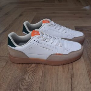 Baskets Drack White Alliez style moderne et confort exceptionnel avec les Baskets Drack White, conçue pour compléter vos tenues au quotidien. La marque Dans un monde où les tendances de la mode peuvent parfois sembler impersonnelles, il existe une marque qui préfère mettre l'accent sur l'authenticité et le bien-être : Benson & Cherry. En effet, tout a commencé en 2009 avec une vision claire et une détermination sans faille. Trois esprits passionnés, lassés des impératifs de rentabilité se rencontrent dans le domaine de la grande distribution. Ils ont alors décidé de créer quelque chose de différent. Leur objectif : offrir des produits durables, conçus avec soin et attention, sans compromettre l'accessibilité pour leurs clients. L'inspiration, quant à elle, est partout. Des tendances de la mode aux univers de l'automobile et du cinéma, rien n'échappe à l'œil attentif de nos créateurs. Ils puisent dans cette diversité pour créer des collections qui résonnent avec un large public, des vêtements qui allient tendance et élégance. De plus, leur amour pour les belles mécaniques se reflète dans chaque création. Inspirés par l'univers des bolides légendaires, des courses effrénées et de la mécanique précise, ils infusent à leurs designs cette même passion pour la performance et l'esthétique. Chaque détail, des coupes élégantes aux finitions sophistiquées, évoque le raffinement intemporel des voitures emblématiques.