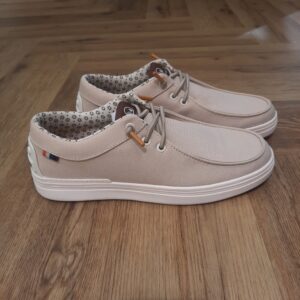 Chaussure Toile Dusty Beige-chaussures pour homme benson and cherry-chaussures basses légères-Marque de Vêtements pour homme synonyme d'Authenticité, Raffinement et Élégance Sportive Bienvenue dans l'univers de Benson & Cherry, où chaque vêtement pour homme est une célébration de l'authenticité, du raffinement et de l'élégance sportive. Notre collection de prêt à porter, soigneusement conçue, est le reflet d'un style de vie dynamique, mélangeant harmonieusement confort et sophistication pour répondre aux besoins de l'homme moderne.