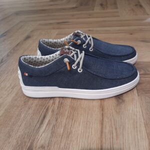 Chaussure Toile Dusty Marine-Marque de Vêtements pour homme synonyme d'Authenticité, Raffinement et Élégance Sportive Bienvenue dans l'univers de Benson & Cherry, où chaque vêtement pour homme est une célébration de l'authenticité, du raffinement et de l'élégance sportive. Notre collection de prêt à porter, soigneusement conçue, est le reflet d'un style de vie dynamique, mélangeant harmonieusement confort et sophistication pour répondre aux besoins de l'homme moderne.