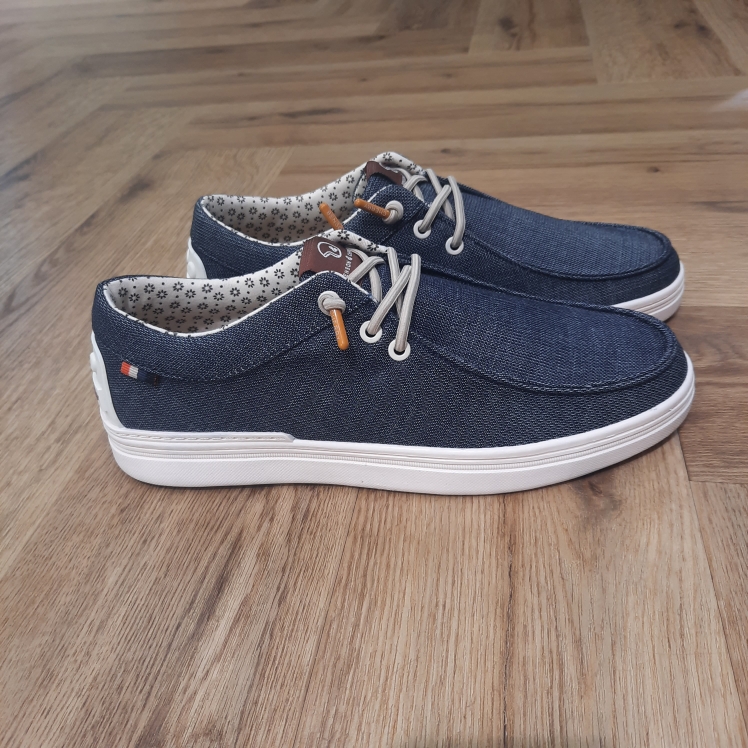 Chaussure Toile Dusty Marine-Marque de Vêtements pour homme synonyme d'Authenticité, Raffinement et Élégance Sportive Bienvenue dans l'univers de Benson & Cherry, où chaque vêtement pour homme est une célébration de l'authenticité, du raffinement et de l'élégance sportive. Notre collection de prêt à porter, soigneusement conçue, est le reflet d'un style de vie dynamique, mélangeant harmonieusement confort et sophistication pour répondre aux besoins de l'homme moderne.