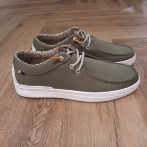 Chaussure Toile Dusty Kaki-chaussures benson and cherry-chaussures basses et légères pour homme-Pour conserver l'aspect et la qualité de vos chaussures voici quelques recommandations simples : Utilisez un chiffon doux légèrement humidifié pour enlever la poussière et les saletés. Pour les taches légères, privilégiez un savon doux et de l’eau tiède, en évitant les produits abrasifs. Laissez sécher vos chaussures à l'air libre, loin de toute source de chaleur directe (radiateurs, soleil intense) qui pourrait altérer les matériaux.