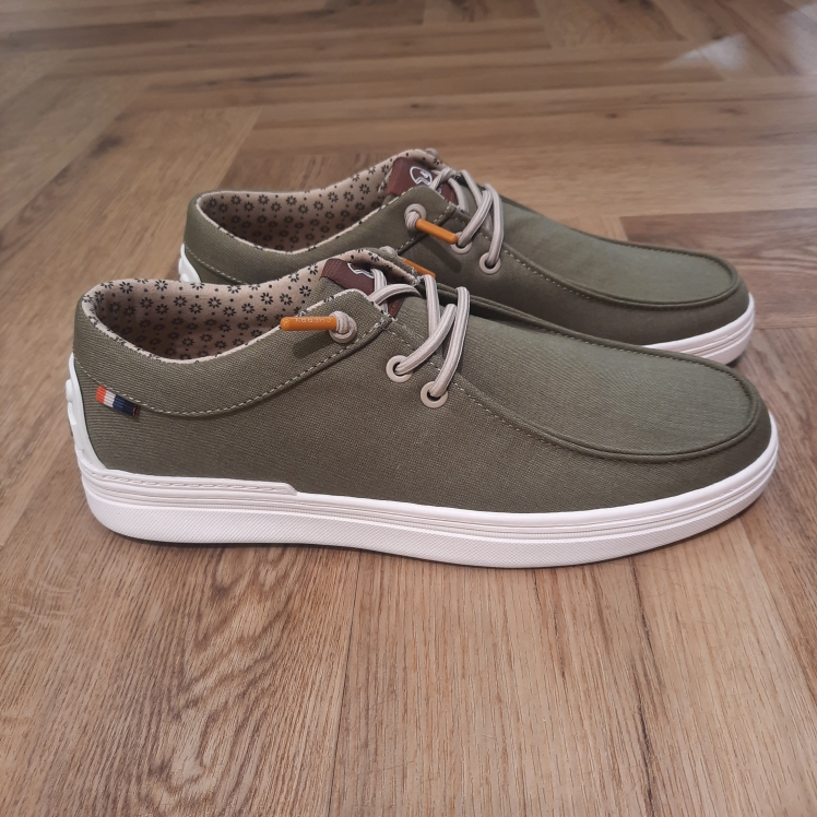 Chaussure Toile Dusty Kaki-chaussures benson and cherry-chaussures basses et légères pour homme-Pour conserver l'aspect et la qualité de vos chaussures voici quelques recommandations simples : Utilisez un chiffon doux légèrement humidifié pour enlever la poussière et les saletés. Pour les taches légères, privilégiez un savon doux et de l’eau tiède, en évitant les produits abrasifs. Laissez sécher vos chaussures à l'air libre, loin de toute source de chaleur directe (radiateurs, soleil intense) qui pourrait altérer les matériaux.