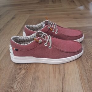 Chaussure Toile Dusty Rose-chaussures légères pour homme-Composition : Matières principales : PU (polyuréthane), polyester. Semelle : TPR (ThermoPlastic Rubber) Lavage_main.png Lavage interdit Benson & Cherry Blanchiment interdit Benson & Cherry Ne pas sécher en sèche linge Benson & Cherry Pas de nettoyage professionnel à sec Conseils d'entretien : Pour conserver l'aspect et la qualité de vos chaussures voici quelques recommandations simples : Utilisez un chiffon doux légèrement humidifié pour enlever la poussière et les saletés. Pour les taches légères, privilégiez un savon doux et de l’eau tiède, en évitant les produits abrasifs. Laissez sécher vos chaussures à l'air libre, loin de toute source de chaleur directe (radiateurs, soleil intense) qui pourrait altérer les matériaux.