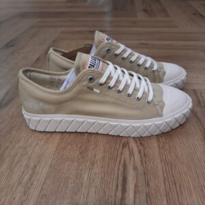 Palla Ace Canvas-chaussures palladium pour homme-baskets palla ace navy-La Palla Ace Washed CVS revisite l’héritage Palladium avec une attitude résolument urbaine. Sa toile stone-washée offre un toucher doux et un look authentique, déjà vécu. La semelle extérieure à motif diamant, signature de la marque, affirme son ADN iconique, tandis que le renfort à l’avant assure une durabilité idéale au quotidien. Légère, confortable et facile à porter, cette sneaker basse intemporelle s’impose comme un essentiel du vestiaire moderne.