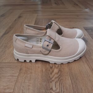 Pampa Mary Jane Beige Rehaussez votre look estival avec la Pampa Mary Jane Beige, conçue pour un usage quotidien. Réinterprétation moderne de la Pampa iconique, elle assure votre style tout en vous préparant pour l’aventure. Dotée de la semelle crantée signature de Palladium pour une meilleure adhérence, cette chaussure allie charme rétro, durabilité et robustesse. Teintée de nuances estivales vives, la tige en toile délavée confère une allure chic et insouciante, tandis que la semelle intérieure matelassée assure votre confort tout au long de la journée. Que vous vouliez explorer la ville ou profiter des merveilles de la nature, cette silhouette réinventée offre un équilibre parfait entre style et fonctionnalité. La marque Palladium est une marque française qui propose depuis quelques décennies des chaussures en toile et en caoutchouc résistantes et durables. Avec des origines militaires et une forme bien reconnaissable, les Palladium traversent les générations sans prendre une ride (ou presque). Palladium est une marque française créée en 1920. À l'origine, son activité est bien différente de celle que l'on connait aujourd'hui : Palladium fabriquait des pneus pour l'aviation. La société fournissait alors la plupart des flottes aériennes européennes grâce à un procédé industriel unique : la vulcanisation du caoutchouc et de la toile. Au lendemain de la Seconde Guerre Mondiale, Palladium cesse peu à peu cette activité. En 1947, la société ouvre une usine à Pont de Cheruy, dans l'Isère, où elle commence à produire des chaussures selon le même principe de vulcanisation. Chaussures qui se révéleront tout aussi solides ! Le modèle emblématique de la marque est le "Pampa" qui équipe notamment la légion étrangère française