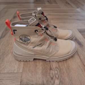 SP20 Travel Hi Desert La SP20 Travel Hi réinterprète la populaire Pampa Travel Lite en l’associant à la semelle extérieure SP20 pour un style actuel. Dotée d’une tige légère, cette chaussure montante allie confort, style et polyvalence : un modèle qui se glissera parfaitement dans vos bagages et vous suivra dans toutes vos aventures. La marque Palladium est une marque française qui propose depuis quelques décennies des chaussures en toile et en caoutchouc résistantes et durables. Avec des origines militaires et une forme bien reconnaissable, les Palladium traversent les générations sans prendre une ride (ou presque). Palladium est une marque française créée en 1920. À l'origine, son activité est bien différente de celle que l'on connait aujourd'hui : Palladium fabriquait des pneus pour l'aviation. La société fournissait alors la plupart des flottes aériennes européennes grâce à un procédé industriel unique : la vulcanisation du caoutchouc et de la toile. Au lendemain de la Seconde Guerre Mondiale, Palladium cesse peu à peu cette activité. En 1947, la société ouvre une usine à Pont de Cheruy, dans l'Isère, où elle commence à produire des chaussures selon le même principe de vulcanisation. Chaussures qui se révéleront tout aussi solides ! Le modèle emblématique de la marque est le "Pampa" qui équipe notamment la légion étrangère française