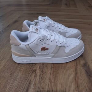 T Clip Set White Pink La T Clip Set White Pink, véritable icône des temps modernes, se réinvente dans un style raffiné avec un clip de talon en TPU repensé, son détail signature. Le pack design Blush de Lacoste, qui inclut des teintes naturelles douces, lui donne encore plus d'allure. Finition avec le logo signature. La marque Créée par la légende du tennis français René Lacoste, quatre fois vainqueur d’internationaux et 1er joueur mondial en 1926 et 1927, la marque Lacoste s’inspire de ses valeurs sportives : exigence, fair-play, audace. Nous les transmettons de génération en génération, et cultivons l’élégance comme une manière d’être et d’inventer sa vie. Le jeu d’équipe, l’audace et l’inventivité, l’élégance et la ténacité sont autant de valeurs que nous prisons afin de continuer à écrire, ensemble, l’histoire de Lacoste. Pour aider les talents qui nous rejoignent à développer leur plein potentiel, nous favorisons une culture d’entreprise inclusive, qui fait la part belle à l’épanouissement personnel et professionnel, ainsi qu’à une montée en compétence régulière.