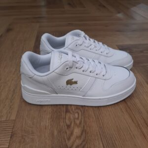 T Clip Set White Gold La T Clip Set White Gold, véritable icône des temps modernes, se réinvente dans un style raffiné avec un clip de talon en TPU repensé. Les accents dorés et métallisés soulignent le pack design Stealth de Lacoste. La touche finale du logo signature en fait un modèle parfait au quotidien. La marque Créée par la légende du tennis français René Lacoste, quatre fois vainqueur d’internationaux et 1er joueur mondial en 1926 et 1927, la marque Lacoste s’inspire de ses valeurs sportives : exigence, fair-play, audace. Nous les transmettons de génération en génération, et cultivons l’élégance comme une manière d’être et d’inventer sa vie. Le jeu d’équipe, l’audace et l’inventivité, l’élégance et la ténacité sont autant de valeurs que nous prisons afin de continuer à écrire, ensemble, l’histoire de Lacoste. Pour aider les talents qui nous rejoignent à développer leur plein potentiel, nous favorisons une culture d’entreprise inclusive, qui fait la part belle à l’épanouissement personnel et professionnel, ainsi qu’à une montée en compétence régulière.