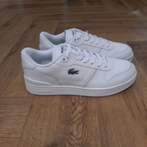 T Clip Set White La T Clip Set White, véritable icône des temps modernes, se réinvente dans un style raffiné et élégant avec un clip de talon en TPU repensé. Le logo Lacoste signature apporte une touche distinctive à ce modèle conçu pour être porté au quotidien. La marque Créée par la légende du tennis français René Lacoste, quatre fois vainqueur d’internationaux et 1er joueur mondial en 1926 et 1927, la marque Lacoste s’inspire de ses valeurs sportives : exigence, fair-play, audace. Nous les transmettons de génération en génération, et cultivons l’élégance comme une manière d’être et d’inventer sa vie. Le jeu d’équipe, l’audace et l’inventivité, l’élégance et la ténacité sont autant de valeurs que nous prisons afin de continuer à écrire, ensemble, l’histoire de Lacoste. Pour aider les talents qui nous rejoignent à développer leur plein potentiel, nous favorisons une culture d’entreprise inclusive, qui fait la part belle à l’épanouissement personnel et professionnel, ainsi qu’à une montée en compétence régulière.
