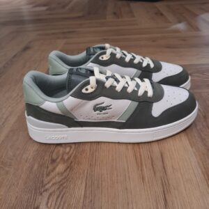 T Clip Set Kaki La T Clip Set Kaki, véritable icône des temps modernes, se réinvente dans un style raffiné et élégant avec un clip de talon en TPU repensé. Le logo Lacoste signature apporte une touche distinctive à ce modèle conçu pour être porté au quotidien. La marque Créée par la légende du tennis français René Lacoste, quatre fois vainqueur d’internationaux et 1er joueur mondial en 1926 et 1927, la marque Lacoste s’inspire de ses valeurs sportives : exigence, fair-play, audace. Nous les transmettons de génération en génération, et cultivons l’élégance comme une manière d’être et d’inventer sa vie. Le jeu d’équipe, l’audace et l’inventivité, l’élégance et la ténacité sont autant de valeurs que nous prisons afin de continuer à écrire, ensemble, l’histoire de Lacoste. Pour aider les talents qui nous rejoignent à développer leur plein potentiel, nous favorisons une culture d’entreprise inclusive, qui fait la part belle à l’épanouissement personnel et professionnel, ainsi qu’à une montée en compétence régulière.