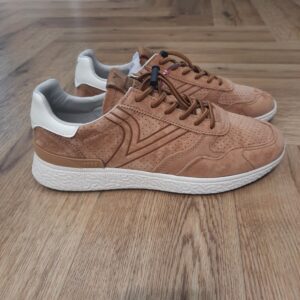 Anima Suede Camel La basket homme Victoria Anima Suede Camel est un modèle polyvalent d'inspiration sportive, conçu pour un usage quotidien. Fabriquée en daim souple et flexible, elle offre confort et un chaussant naturel. Les perforations favorisent la ventilation et les renforts assurent une meilleure durabilité. Le laçage permet un ajustement personnalisé. La semelle texturée et flexible offre stabilité et adhérence. Un design moderne qui allie fonctionnalité et style pour un look urbain réussi. La marque Victoria est une marque qui a vu le jour en 1915 en Espagne. Le fondateur de la marque a commencé l'aventure avec une petite tennis qu'il a nommée comme sa femme adorée. Les chaussures Victoria ont évolué avec le temps bien sûr mais la marque s'évertue à conserver son ADN. Les Victoria évoluent et se parent de nouvelles couleurs, de matières originales ou d'imprimés, mais la base de la chaussure reste la même pour le plus grand plaisir des fans de la première heure. Les designers proposent de vastes collections chaque année qui renouvelle l'essence de Victoria ce qui lui permet de rester parmi les marques favorites des Espagnoles.