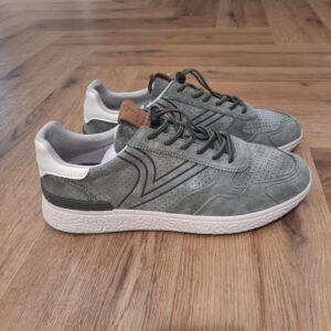 Anima Suede Kaki La basket homme Victoria Anima Suede Kaki est un modèle polyvalent d'inspiration sportive, conçu pour un usage quotidien. Fabriquée en daim souple et flexible, elle offre confort et un chaussant naturel. Les perforations favorisent la ventilation et les renforts assurent une meilleure durabilité. Le laçage permet un ajustement personnalisé. La semelle texturée et flexible offre stabilité et adhérence. Un design moderne qui allie fonctionnalité et style pour un look urbain réussi. La marque Victoria est une marque qui a vu le jour en 1915 en Espagne. Le fondateur de la marque a commencé l'aventure avec une petite tennis qu'il a nommée comme sa femme adorée. Les chaussures Victoria ont évolué avec le temps bien sûr mais la marque s'évertue à conserver son ADN. Les Victoria évoluent et se parent de nouvelles couleurs, de matières originales ou d'imprimés, mais la base de la chaussure reste la même pour le plus grand plaisir des fans de la première heure. Les designers proposent de vastes collections chaque année qui renouvelle l'essence de Victoria ce qui lui permet de rester parmi les marques favorites des Espagnoles.