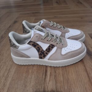 Madrid Léopard Gold Conçues par la célèbre marque Victoria, ces sneakers Madrid Léopard Gold s'adaptent parfaitement au style féminin moderne, alliant confort et tendance. Effectivement, chaque détail est soigneusement pensé pour offrir une expérience de port agréable tout au long de la journée. Fabriquées à partir de matériaux de qualité, ces baskets promettent durabilité et résistance. De plus, la semelle, conçue pour assurer une adhérence optimale, permet d'évoluer aisément sur différents types de surfaces. Ces sneakers sont adaptées que ce soit en milieu urbain ou lors de promenades en plein air. La marque Victoria est une marque qui a vu le jour en 1915 en Espagne. Le fondateur de la marque a commencé l'aventure avec une petite tennis qu'il a nommée comme sa femme adorée. Les chaussures Victoria ont évolué avec le temps bien sûr mais la marque s'évertue à conserver son ADN. Les Victoria évoluent et se parent de nouvelles couleurs, de matières originales ou d'imprimés, mais la base de la chaussure reste la même pour le plus grand plaisir des fans de la première heure. Les designers proposent de vastes collections chaque année qui renouvelle l'essence de Victoria ce qui lui permet de rester parmi les marques favorites des Espagnoles.