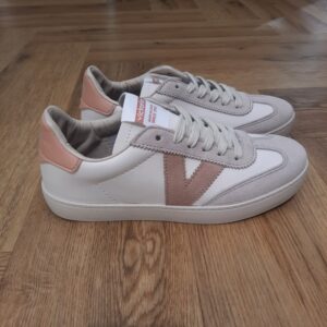 Berlin Ciclista Nude Les Berlin Ciclista Nude sont des baskets blanches unisexes fabriquées en Espagne en matériau effet cuir et pièces en croûte de cuir. Fermeture par lacets ton sur ton et nouvelle coupe cycliste sur la pointe. Leur semelle apporte une touche rétro. Elles disposent aussi d'une semelle intérieure plus ergonomique, confectionnée à partir de matériaux recyclés, offrant un confort supérieur à chaque pas. La marque Victoria est une marque qui a vu le jour en 1915 en Espagne. Le fondateur de la marque a commencé l'aventure avec une petite tennis qu'il a nommée comme sa femme adorée. Les chaussures Victoria ont évolué avec le temps bien sûr mais la marque s'évertue à conserver son ADN. Les Victoria évoluent et se parent de nouvelles couleurs, de matières originales ou d'imprimés, mais la base de la chaussure reste la même pour le plus grand plaisir des fans de la première heure. Les designers proposent de vastes collections chaque année qui renouvelle l'essence de Victoria ce qui lui permet de rester parmi les marques favorites des Espagnoles.