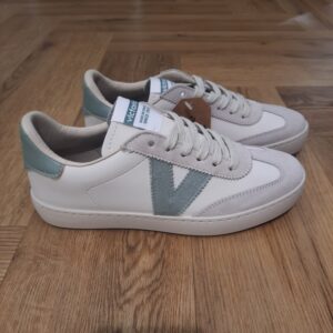 Berlin Ciclista Jade Les Berlin Ciclista Jade sont des baskets blanches unisexes fabriquées en Espagne en matériau effet cuir et pièces en croûte de cuir. Fermeture par lacets ton sur ton et nouvelle coupe cycliste sur la pointe. Leur semelle apporte une touche rétro. Elles disposent aussi d'une semelle intérieure plus ergonomique, confectionnée à partir de matériaux recyclés, offrant un confort supérieur à chaque pas. La marque Victoria est une marque qui a vu le jour en 1915 en Espagne. Le fondateur de la marque a commencé l'aventure avec une petite tennis qu'il a nommée comme sa femme adorée. Les chaussures Victoria ont évolué avec le temps bien sûr mais la marque s'évertue à conserver son ADN. Les Victoria évoluent et se parent de nouvelles couleurs, de matières originales ou d'imprimés, mais la base de la chaussure reste la même pour le plus grand plaisir des fans de la première heure. Les designers proposent de vastes collections chaque année qui renouvelle l'essence de Victoria ce qui lui permet de rester parmi les marques favorites des Espagnoles.