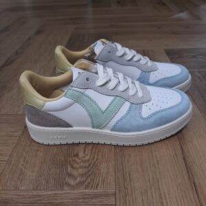 Victoria Madrid Multicolore Optez pour les sneakers Victoria Madrid Multicolore, une fusion parfaite de style fashion et de confort moderne. En effet, conçues en synthétique garni, ces chaussures offrent une esthétique tendance sans compromis sur la praticité. Le modèle chausse normalement, garantissant un ajustement optimal pour une expérience de marche agréable. La doublure textile et la semelle intérieure en textile assurent une respirabilité maximale, tandis que la semelle extérieure en caoutchouc offre une adhérence fiable et une durabilité accrue. Avec une fermeture à lacets, ces sneakers allient fonctionnalité et élégance, les plaçant au cœur des tendances mode. Les VICTORIA sont bien plus qu'une simple paire de chaussures ; ce sont des compagnons de style, parfaits pour compléter vos tenues fashion au quotidien. La marque Victoria est une marque qui a vu le jour en 1915 en Espagne. Le fondateur de la marque a commencé l'aventure avec une petite tennis qu'il a nommée comme sa femme adorée. Les chaussures Victoria ont évolué avec le temps bien sûr mais la marque s'évertue à conserver son ADN. Les Victoria évoluent et se parent de nouvelles couleurs, de matières originales ou d'imprimés, mais la base de la chaussure reste la même pour le plus grand plaisir des fans de la première heure. Les designers proposent de vastes collections chaque année qui renouvelle l'essence de Victoria ce qui lui permet de rester parmi les marques favorites des Espagnoles.